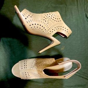 No name bootie style heels with cutouts 👠